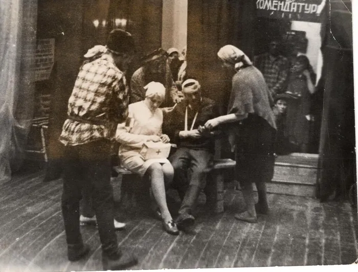 Сцена из спектакля "Пока бьется сердце" 1975г