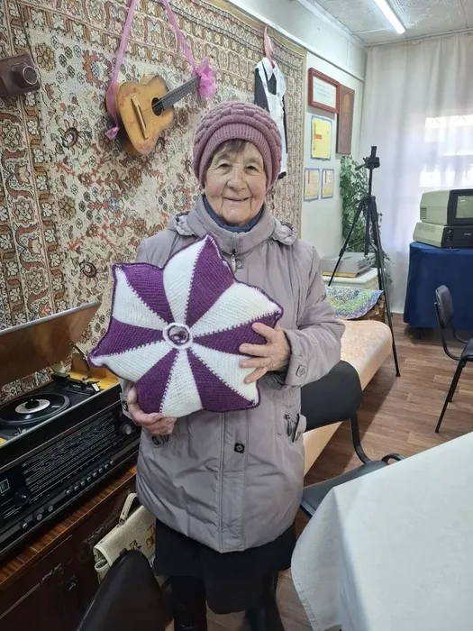 Раиса Ивановна с подарком для музея