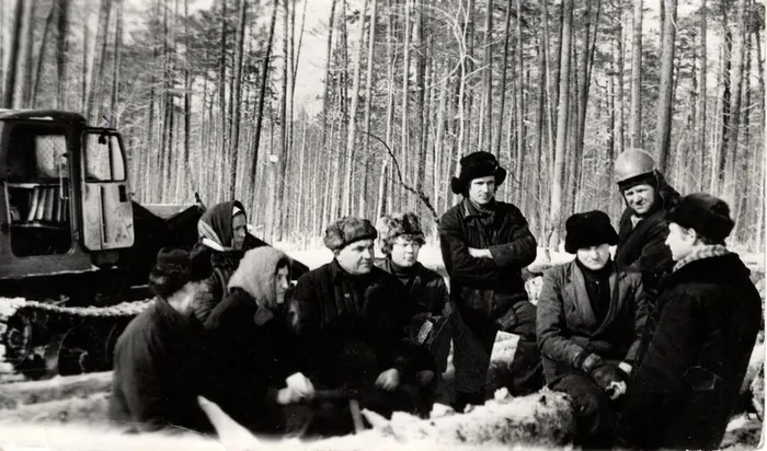 Подпись на обороте фото: "В бригаду Колесова на ЛЗУ приехал депутат райсовета". Раиса Ивановна назвала на фото всех, кто здесь запечатлен. В центре сидит ее муж, Александр Минович