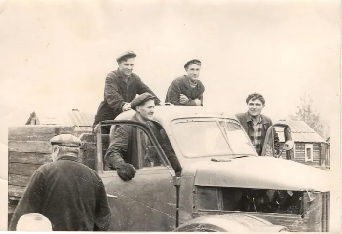 Справа у кабины - Александр Минович, будучи водителем на ЛЗУ